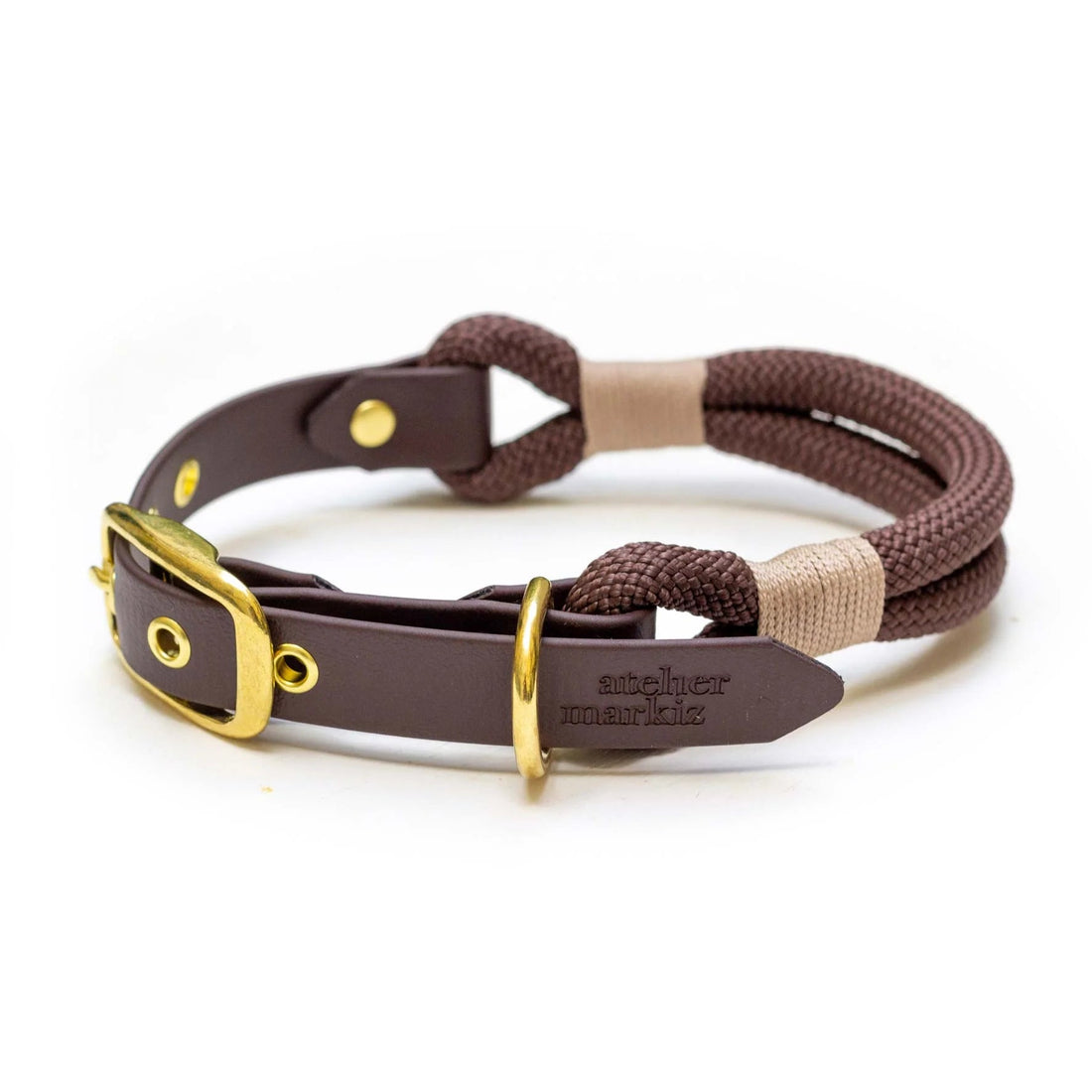 Collier pour chien tressé marron et beige avec ferrures dorées sur fond blanc