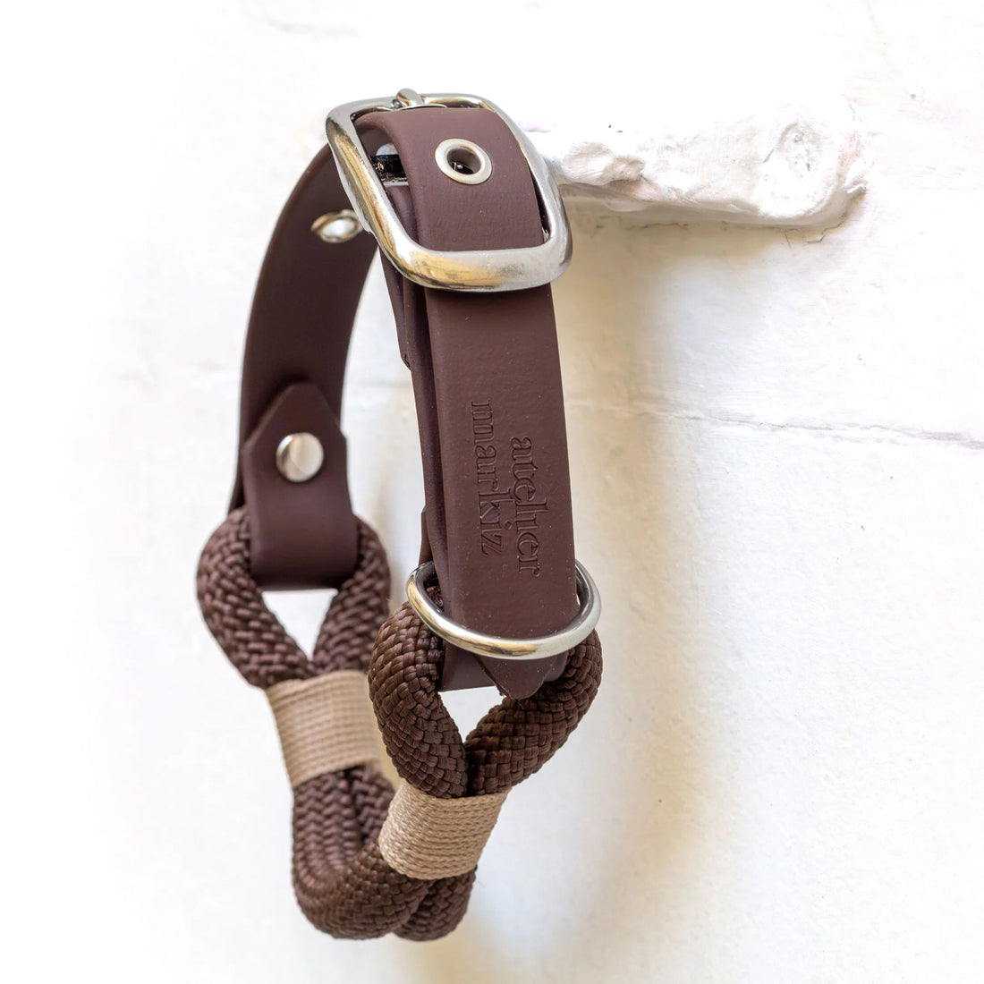 Collier pour chien en cuir brun et corde avec boucle en métal sur fond blanc