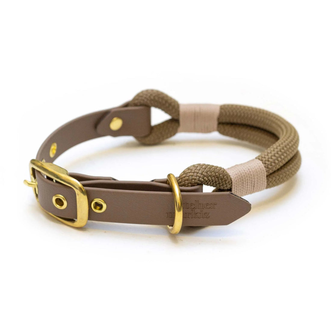 Collier pour chien marron et beige avec ferrures dorées sur fond blanc