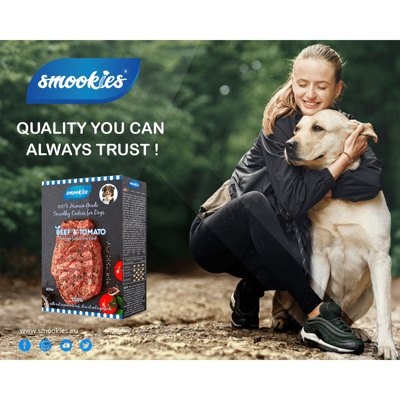Kvinde med en hund udendørs, med en Smookies produktæske vist.
