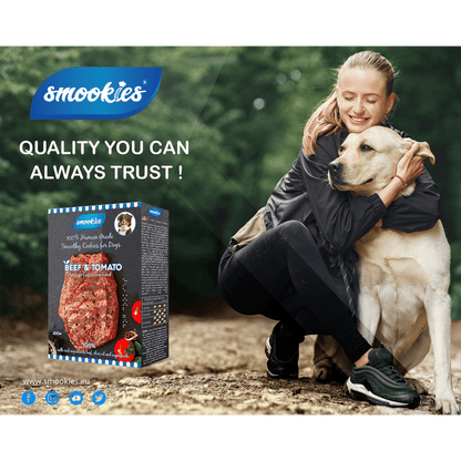 Kvinde med en hund udendørs, med en Smookies produktæske vist.