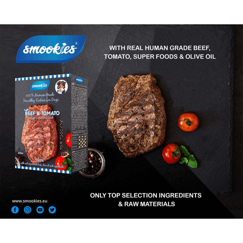 Smookies oksekød og tomat hundefoderpakke med ingredienser på en mørk baggrund